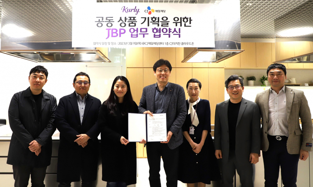 (사진 왼쪽부터) 컬리 서귀생 상품본부장, 최재훈 최고커머스책임자, 김슬아 대표, CJ제일제당 식품한국사업총괄, 최자은 한국마케팅본부장, 김현진 디지털사업본부장, 임현동 이커머스세일즈 담당.