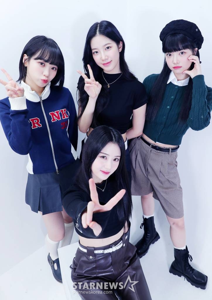 걸그룹 르세라핌(LESSERAFIM)이 서울 종로구 스타뉴스 사옥에서 진행된 '2022 아시아 아티스트 어워즈 인 재팬'(2022 Asia Artist Awards In Japen, 이하 2022 AAA) 수상 인터뷰에 앞서 포즈를 취하고 있다. 르세라핌은 '2022 AAA'에서 신인상과 베스트 뮤지션상을 수상하며 2관왕에 올랐다. 지난해 5월 데뷔한 르세라핌은 데뷔 앨범 '피어리스'(FEARLESS)로 국내외 가요계에 눈도장을 찍고 같은 해 10월 발매한 미니 2집 '안티프래자일'(ANTIFRAGILE)로 치열한 4세대 걸그룹 대전에서 쐐기를 박았다. /사진=김창현 기자 chmt@