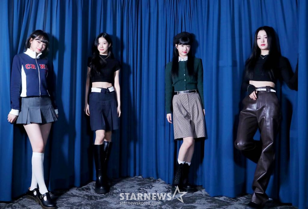 걸그룹 르세라핌(LESSERAFIM)이 서울 종로구 스타뉴스 사옥에서 진행된 '2022 아시아 아티스트 어워즈 인 재팬'(2022 Asia Artist Awards In Japen, 이하 2022 AAA) 수상 인터뷰에 앞서 포즈를 취하고 있다. 르세라핌은 '2022 AAA'에서 신인상과 베스트 뮤지션상을 수상하며 2관왕에 올랐다. 지난해 5월 데뷔한 르세라핌은 데뷔 앨범 '피어리스'(FEARLESS)로 국내외 가요계에 눈도장을 찍고 같은 해 10월 발매한 미니 2집 '안티프래자일'(ANTIFRAGILE)로 치열한 4세대 걸그룹 대전에서 쐐기를 박았다. /사진=김창현 기자 chmt@