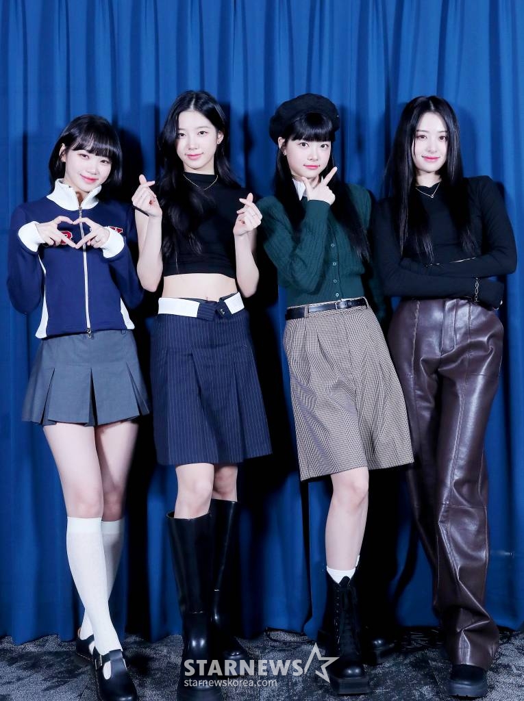 걸그룹 르세라핌(LESSERAFIM)이 서울 종로구 스타뉴스 사옥에서 진행된 '2022 아시아 아티스트 어워즈 인 재팬'(2022 Asia Artist Awards In Japen, 이하 2022 AAA) 수상 인터뷰에 앞서 포즈를 취하고 있다. 르세라핌은 '2022 AAA'에서 신인상과 베스트 뮤지션상을 수상하며 2관왕에 올랐다. 지난해 5월 데뷔한 르세라핌은 데뷔 앨범 '피어리스'(FEARLESS)로 국내외 가요계에 눈도장을 찍고 같은 해 10월 발매한 미니 2집 '안티프래자일'(ANTIFRAGILE)로 치열한 4세대 걸그룹 대전에서 쐐기를 박았다. /사진=김창현 기자 chmt@