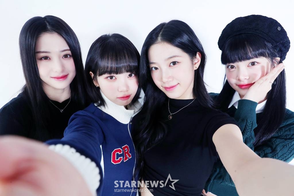 걸그룹 르세라핌(LESSERAFIM)이 서울 종로구 스타뉴스 사옥에서 진행된 '2022 아시아 아티스트 어워즈 인 재팬'(2022 Asia Artist Awards In Japen, 이하 2022 AAA) 수상 인터뷰에 앞서 포즈를 취하고 있다. 르세라핌은 '2022 AAA'에서 신인상과 베스트 뮤지션상을 수상하며 2관왕에 올랐다. 지난해 5월 데뷔한 르세라핌은 데뷔 앨범 '피어리스'(FEARLESS)로 국내외 가요계에 눈도장을 찍고 같은 해 10월 발매한 미니 2집 '안티프래자일'(ANTIFRAGILE)로 치열한 4세대 걸그룹 대전에서 쐐기를 박았다. /사진=김창현 기자 chmt@