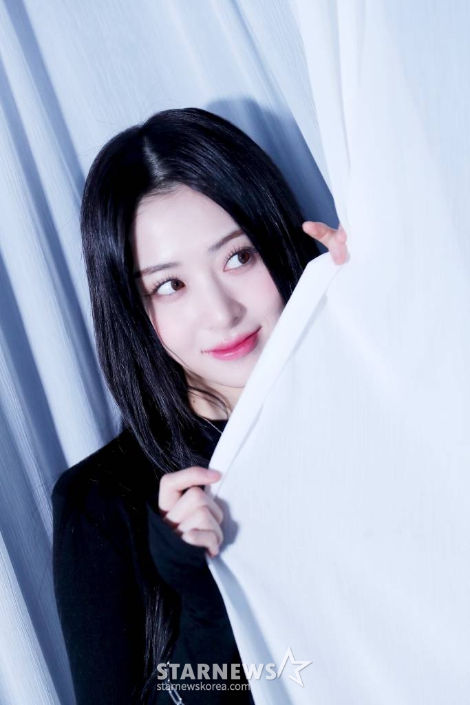 걸그룹 르세라핌(LESSERAFIM)이 서울 종로구 스타뉴스 사옥에서 진행된 '2022 아시아 아티스트 어워즈 인 재팬'(2022 Asia Artist Awards In Japen, 이하 2022 AAA) 수상 인터뷰에 앞서 포즈를 취하고 있다. 르세라핌은 '2022 AAA'에서 신인상과 베스트 뮤지션상을 수상하며 2관왕에 올랐다. 지난해 5월 데뷔한 르세라핌은 데뷔 앨범 '피어리스'(FEARLESS)로 국내외 가요계에 눈도장을 찍고 같은 해 10월 발매한 미니 2집 '안티프래자일'(ANTIFRAGILE)로 치열한 4세대 걸그룹 대전에서 쐐기를 박았다. /사진=김창현 기자 chmt@