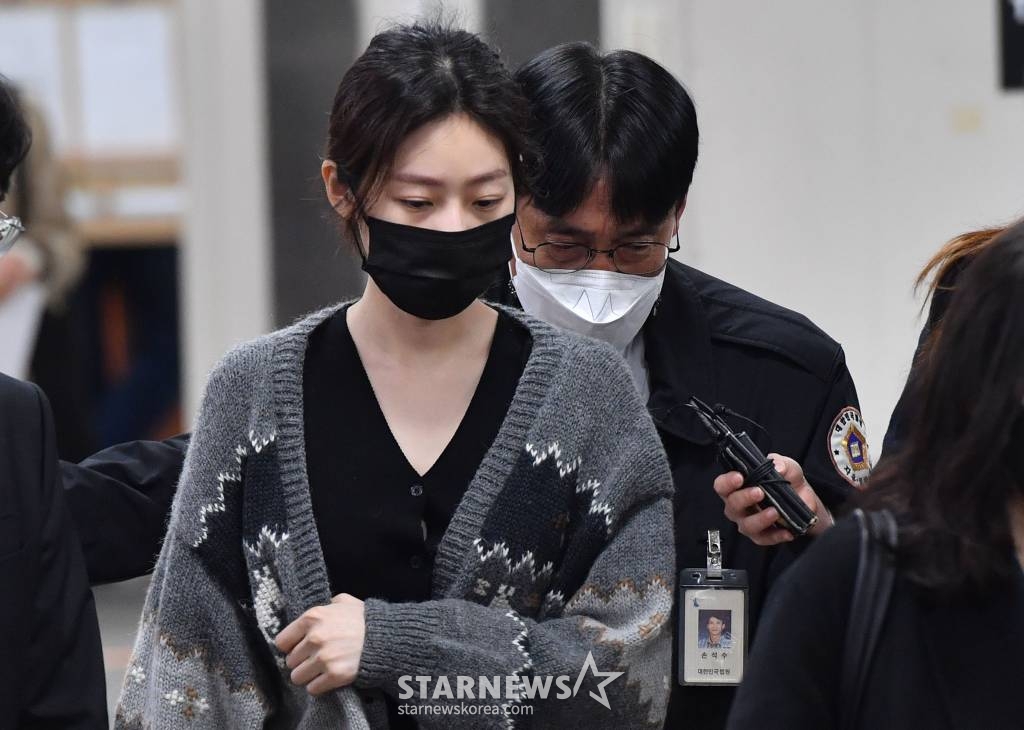 음주운전 사고로 물의를 일으킨 배우 김새론이 8일 오전 서울 서초구 중앙지방법원에서 열린 첫 공판에 출석하고 있다. 2023.03.08 /사진=김창현 기자 chmt@