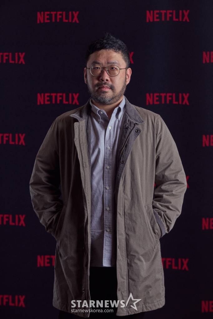 넷플릭스 '나는 신인다' 조성현 PD가 10일 오전 서울 중구 롯데호텔 서울에서 진행된 기자간담회에서 포즈를 취하고 있다. 지난 3일 공개된 '나는 신이다'는 기독교복음선교회(JMS) 교주 정명석과 오대양 사건의 박순자, 아가동산의 김기순, 만민중앙교회 이재록 목사 등 자신을 '신'이라고 칭하며 신도들의 삶을 지옥으로 내몬 이들을 조명했다. / 사진제공 = 넷플릭스 /사진=김창현 기자 chmt@