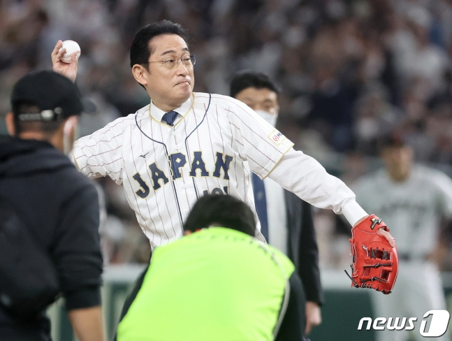 기시다 후미오 일본 총리가 시구를 하고 있다.