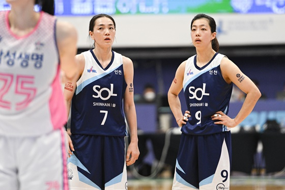 한채진(왼쪽)과 이경은. /사진=WKBL 제공