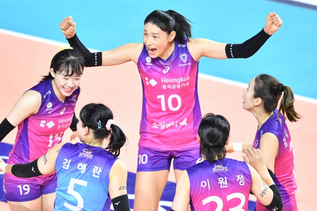 김연경(가운데)과 흥국생명 배구단./사진=한국배구연맹