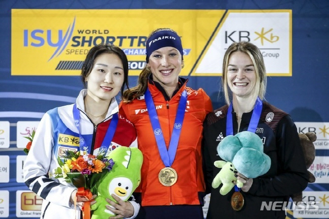 최민정(왼쪽부터)이 11일 쇼트트랙 세계선수권 여자 1500m에서 은메달을 목에 걸고 우승자 수잔 슐팅, 3위 킴 부탱과 기념촬영을 하고 있다. /사진=뉴시스
