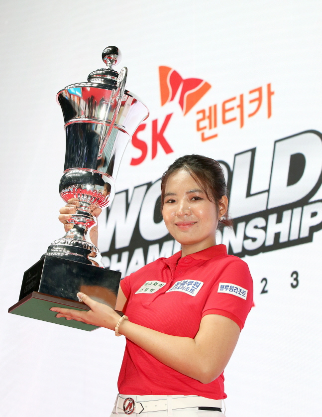 스롱 피아비가 11일 LPBA 월드챔피언십에서 우승을 차지한 뒤 트로피를 들어올리고 있다. /사진=PBA 투어