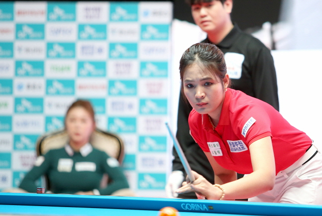 김가영(왼쪽부터)과 결승전에서 샷 이후 공을 바라보고 있는 스롱. /사진=PBA 투어