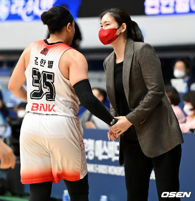 BNK 박정은 감독(오른쪽)과 김한별.