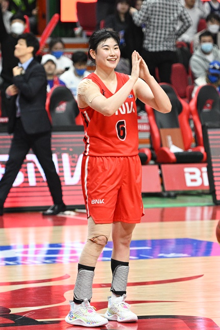 BNK 이소희가 12일 부산 사직실내체육관에서 신한은행 SOL 2022~2023 여자프로농구 삼성생명과 플레이오프 1차전에서 승리 후 기뻐하고 있다. /사진=WKBL 제공
