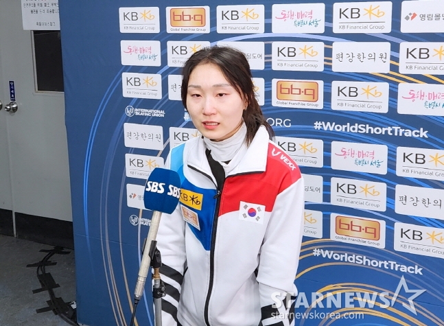 최민정이 12일 쇼트트랙 세계선수권 여자 1000m 경기를 마친 뒤 믹스트존 인터뷰에서 눈시울을 붉히고 있다. /사진=안호근 기자