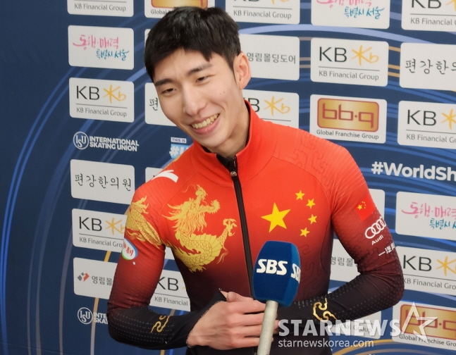 12일 쇼트트랙 세계선수권 남자 5000m에서 중국에 금메달을 안긴 린샤오쥔이 밝은 얼굴로 취재진과 인터뷰를 하고 있다. /사진=안호근 기자