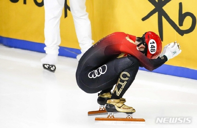 11일 남자 500m 결승에서 1위로 통과하고도 장비 미착용으로 실격되자 아쉬워하는 린샤오쥔. /사진=뉴시스