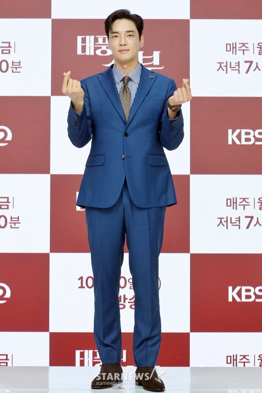 배우 강지섭이 7일 오후 온라인으로 진행된 KBS 2TV 일일극 '태양의 신부' 제작발표회에 참석해 포즈를 취하고 있다. 2022.10.07 /사진=임성균 기자 tjdrbs23@