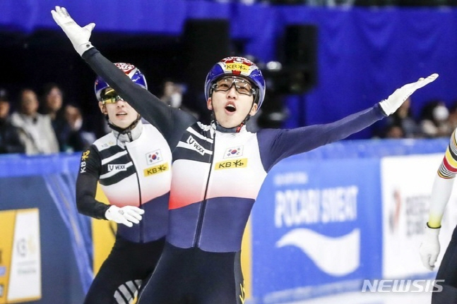 1000m 결승에서 가장 먼저 피니시 라인을 통과한 뒤 기뻐하는 박지원(가운데). /사진=뉴시스
