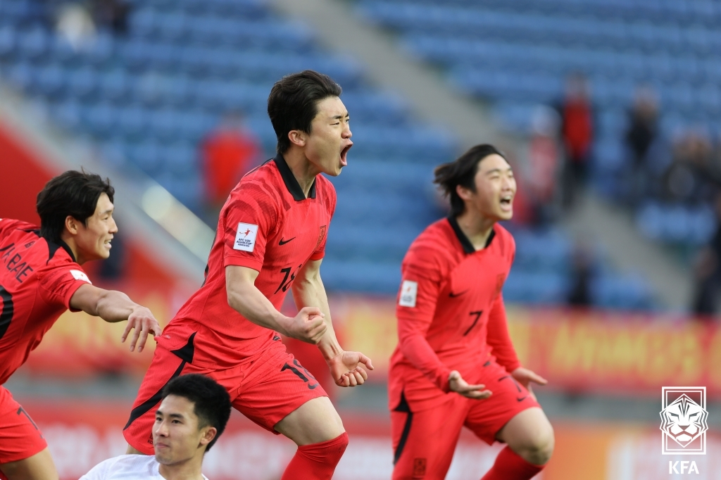 성진영(가운데)이 12일 중국과 AFC U-20 아시안컵에서 결승골을 터뜨리고 포효하고 있다. /사진=대한축구협회