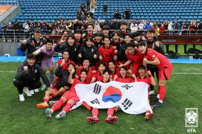 12일 AFC U-20 아시안컵 8강에서 중국을 꺾고 함께 기뻐하고 있는 김은중호. /사진=대한축구협회