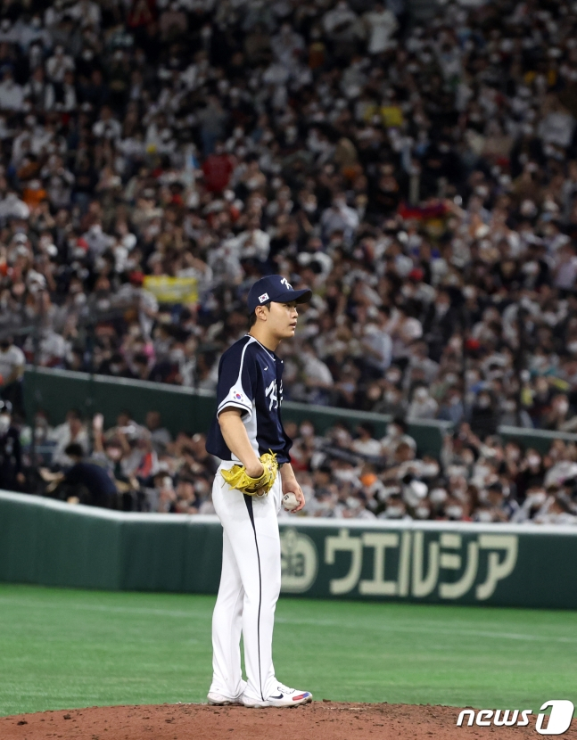 김윤식이 지난 10일 일본 도쿄돔에서 열린 일본과 2023 월드베이스볼클래식(WBC) B조 1라운드 경기 6회말 무사 만루 상황에서 곤도 켄스케에게 밀어내기 볼넷을 허용 후 아쉬워 하고 있다. /사진=뉴스1
