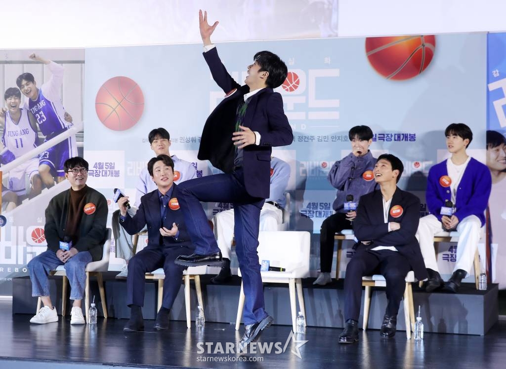 배우 이신영이 14일 오전 서울 광진구 롯데시네마 건대입구점에서 진행된 영화 '리바운드' 제작보고회에 참석해 레이업 슛을 선보이고 있다.  '리바운드'는 2012년 전국 고교농구대회, 아무도 주목하지 않았던 최약체 농구부의 신임 코치와 6명의 선수가 쉼 없이 달려간 8일간의 기적 같은 이야기를 그린 감동 실화. 오는 4월 개봉. 2023.03.14 /사진=김창현 기자 chmt@