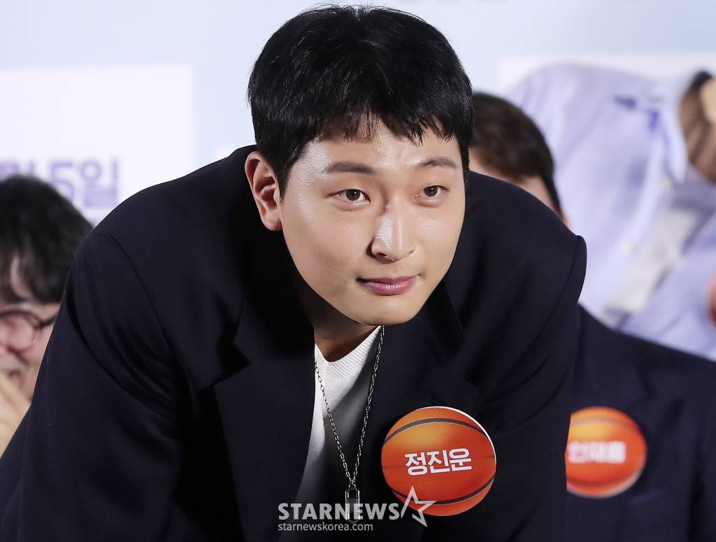 배우 정진운이 14일 오전 서울 광진구 롯데시네마 건대입구점에서 진행된 영화 '리바운드' 제작보고회에 참석해 포즈를 취하고 있다.  '리바운드'는 2012년 전국 고교농구대회, 아무도 주목하지 않았던 최약체 농구부의 신임 코치와 6명의 선수가 쉼 없이 달려간 8일간의 기적 같은 이야기를 그린 감동 실화. 오는 4월 개봉. 2023.03.14 /사진=김창현 기자 chmt@