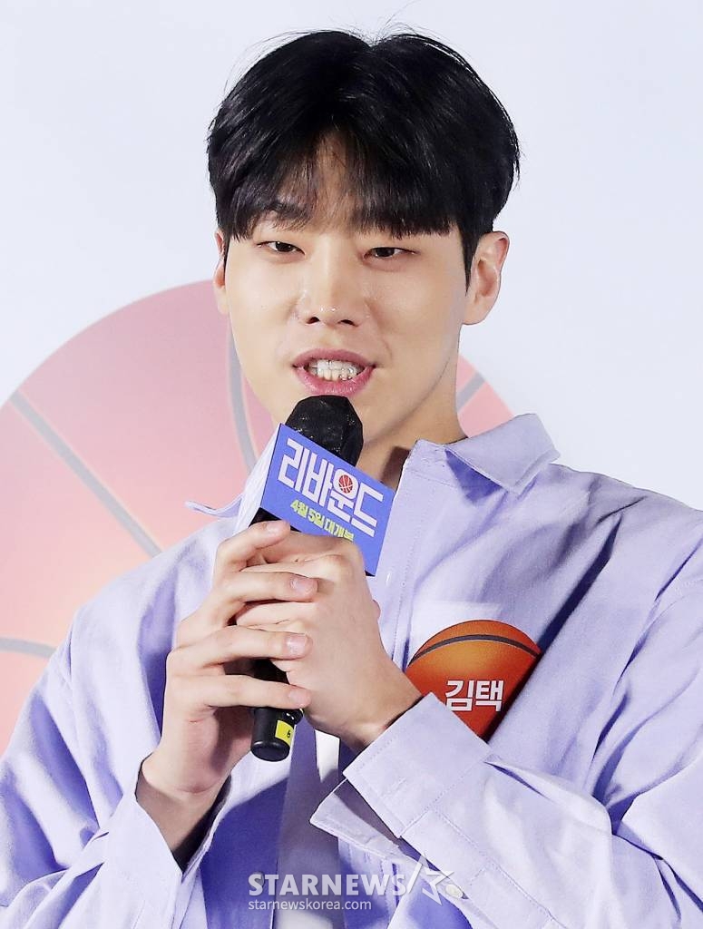 배우 김택이 14일 오전 서울 광진구 롯데시네마 건대입구점에서 진행된 영화 '리바운드' 제작보고회에 참석해 인사말을 하고 있다.  '리바운드'는 2012년 전국 고교농구대회, 아무도 주목하지 않았던 최약체 농구부의 신임 코치와 6명의 선수가 쉼 없이 달려간 8일간의 기적 같은 이야기를 그린 감동 실화. 오는 4월 개봉. 2023.03.14 /사진=김창현 기자 chmt@