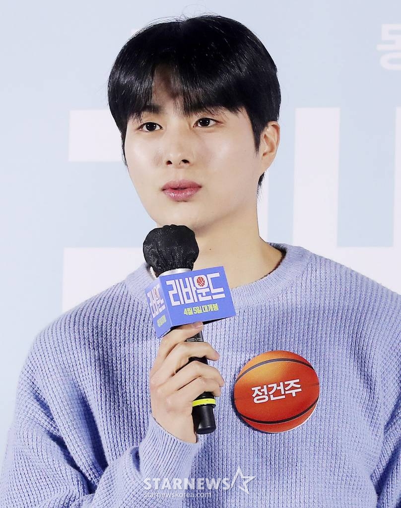 배우 정건주가 14일 오전 서울 광진구 롯데시네마 건대입구점에서 진행된 영화 '리바운드' 제작보고회에 참석해 인사말을 하고 있다.  '리바운드'는 2012년 전국 고교농구대회, 아무도 주목하지 않았던 최약체 농구부의 신임 코치와 6명의 선수가 쉼 없이 달려간 8일간의 기적 같은 이야기를 그린 감동 실화. 오는 4월 개봉. 2023.03.14 /사진=김창현 기자 chmt@