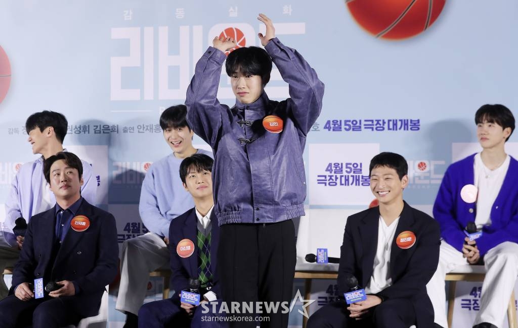 배우 김민이 14일 오전 서울 광진구 롯데시네마 건대입구점에서 진행된 영화 '리바운드' 제작보고회에 참석해 슛 자세를 선보이고 있다.  '리바운드'는 2012년 전국 고교농구대회, 아무도 주목하지 않았던 최약체 농구부의 신임 코치와 6명의 선수가 쉼 없이 달려간 8일간의 기적 같은 이야기를 그린 감동 실화. 오는 4월 개봉. 2023.03.14 /사진=김창현 기자 chmt@