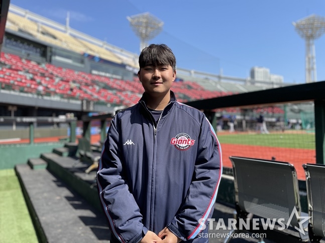 롯데 이태연이 14일 부산 사직야구장에서 스타뉴스와 인터뷰 후 포즈를 취하고 있다. /사진=양정웅 기자