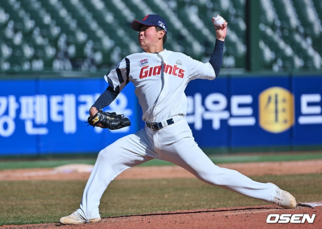 롯데 이태연이 13일 부산 사직야구장에서 열린 두산과 2023 KBO 리그 시범경기에서 역투하고 있다.