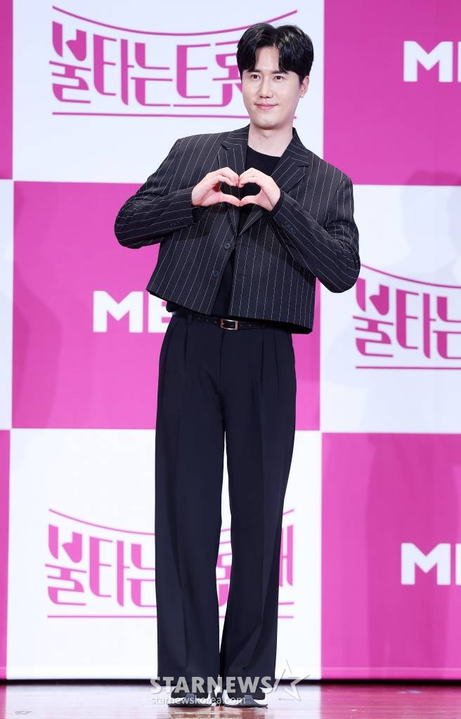 가수 신성이 14일 서울 마포구 상암동 누리꿈스퀘어에서 진행된 MBN '불타는 트롯맨' 기자간담회에 참석해 포즈를 취하고 있다. 2023.03.14 /사진=김창현 기자 chmt@