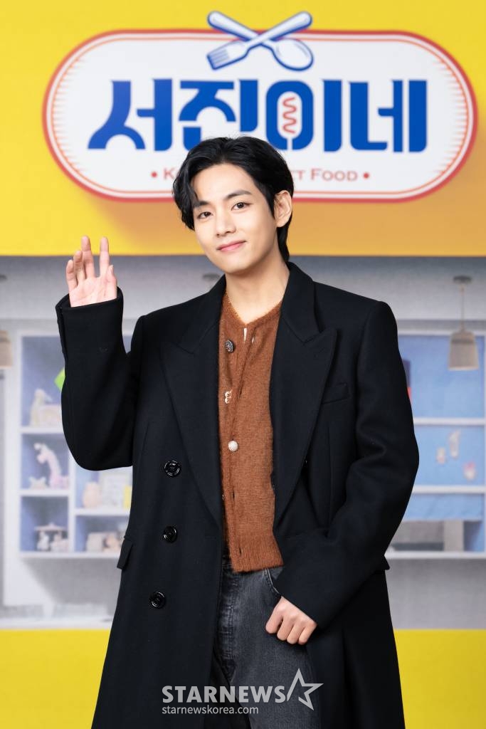 방탄소년단 뷔가 22일 오전 온라인 생중계로 진행된 tvN 예능 '서진이네' 제작발표회에 참석해 포즈를 취하고 있다. 과거 '윤식당' 이사에서 사장으로 승진한 이서진이 해외에서 작은 분식점을 차리고 가게를 운영하는 과정을 담은 프로그램 '서진이네'는 오는 24일 첫 방송한다. /사진제공=CJENM 2023.02.22 /사진=이동훈 기자 photoguy@