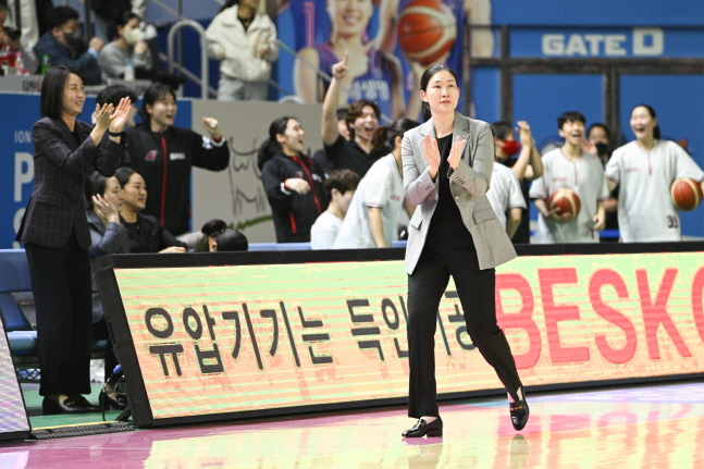 경기 중 선수들을 격려하고 있는 박정은 감독. /사진=WKBL
