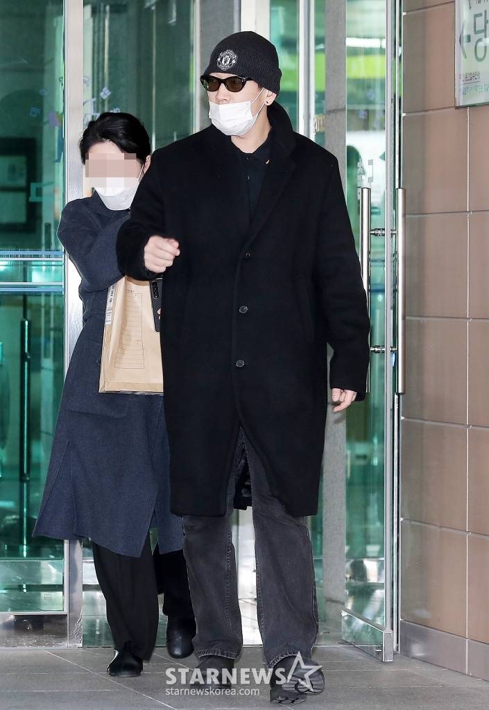래퍼 던밀스의 아내 A씨의 신체 일부를 몰래 카메라로 촬영, 유포한 혐의로 불구속 기소된 래퍼 뱃사공(김진우·36)이 16일 오전 서울 마포구 서부지방법원에서 진행된 첫 공판기일을 마친 뒤 법원을 나서고 있다.   뱃사공은 지난해 5월 A씨의 폭로 이후 3일 만에 자신의 논란을 인정하며 "제가 잘못한 부분에 대해서 사과하고 반성하겠다. 피해자분이 고소하지는 않으셨지만 죗값을 치르는 게 순리라고 생각돼 경찰서에 왔다. 성실히 조사 받고 다시는 이런 일이 없도록 평생 반성하겠다"면서 경찰에 자수, 성폭력범죄의 처벌 등에 관한 특례법 위반 혐의로 검찰에 송치됐다. 2023.01.16. /사진=김창현 기자 chmt@