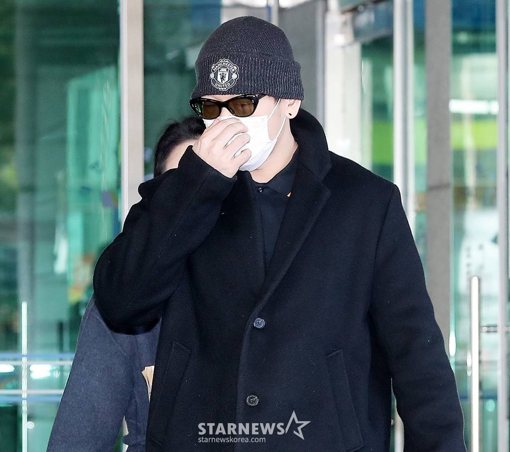 래퍼 던밀스의 아내 A씨의 신체 일부를 몰래 카메라로 촬영, 유포한 혐의로 불구속 기소된 래퍼 뱃사공(김진우·36)이 16일 오전 서울 마포구 서부지방법원에서 진행된 첫 공판기일을 마친 뒤 법원을 나서고 있다. 뱃사공은 지난해 5월 A씨의 폭로 이후 3일 만에 자신의 논란을 인정하며 "제가 잘못한 부분에 대해서 사과하고 반성하겠다. 피해자분이 고소하지는 않으셨지만 죗값을 치르는 게 순리라고 생각돼 경찰서에 왔다. 성실히 조사 받고 다시는 이런 일이 없도록 평생 반성하겠다"면서 경찰에 자수, 성폭력범죄의 처벌 등에 관한 특례법 위반 혐의로 검찰에 송치됐다. 2023.01.16. /사진=김창현 기자 chmt@