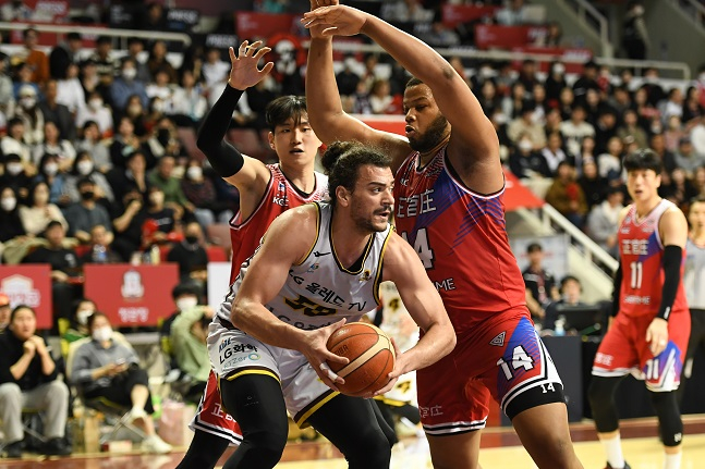 LG 아셈 마레이가 골밀에서 경합을 벌이고 있다. /사진=KBL 제공
