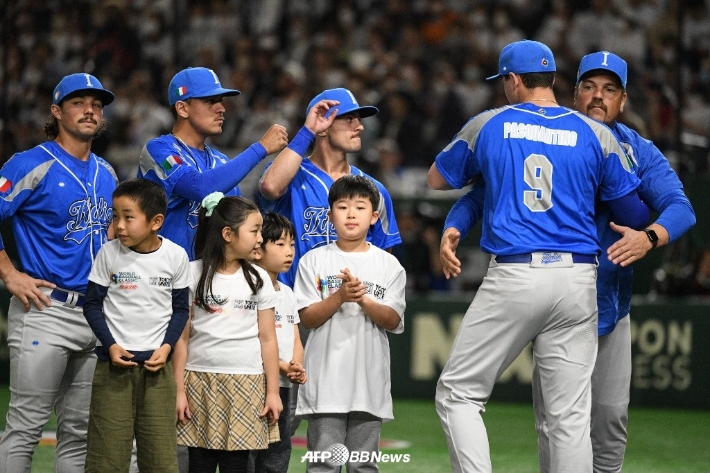 마이크 피아자(왼쪽) 감독이 16일 일본전에 앞서 선수들과 선전을 다짐하고 있다. /AFPBBNews=뉴스1