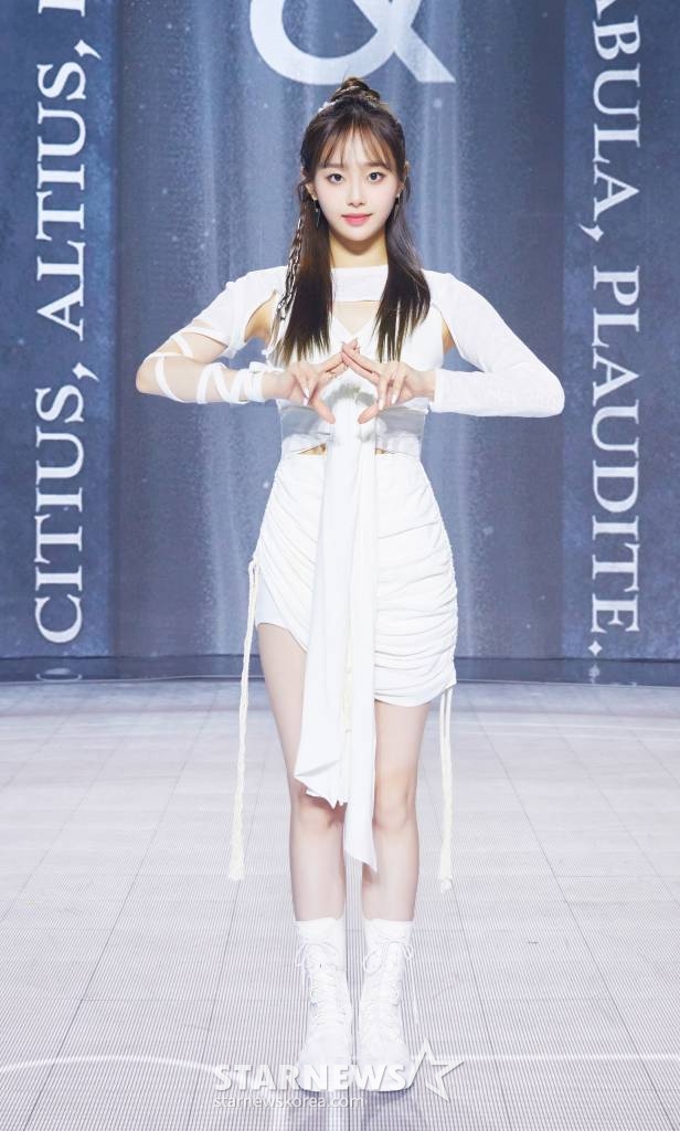 걸그룹 '이달의 소녀' 츄가 28일 오후 온라인 생중계로 진행된 네 번째 미니앨범 '&'(앤드) 발매 쇼케이스에 앞서 포즈를 취하고 있다. /사진제공=블록베리크리에이티브 2021.06.28 /사진=이동훈 기자 photoguy@