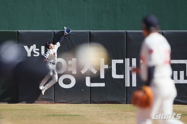 외야수로 출전한 윤동희(왼쪽). /사진=롯데 자이언츠 제공