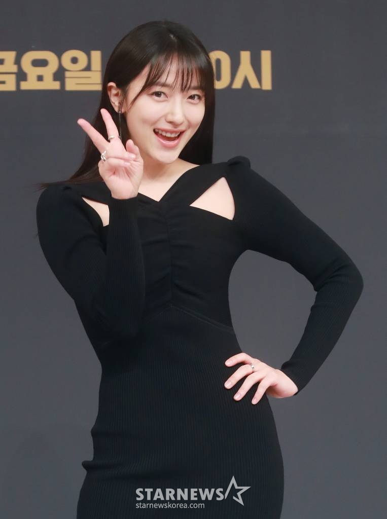 배우 표예진이 17일 오후 서울 목동 SBS에서 진행된 금토드라마 '모범택시2' 제작발표회에 참석해 포즈를 취하고 있다. 베일에 가려진 택시회사 무지개 운수와 택시기사 김도기가 억울한 피해자를 대신해 복수를 완성하는 사적 복수 대행극 '모범택시2'는 오늘(17일) 첫 방송된다. /2023.02.17 /사진=이동훈 기자 photoguy@