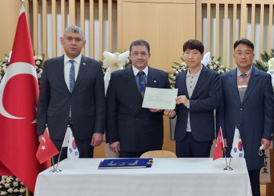 서용기(오른쪽 두번째) 로지스올 대표이사와 튀르키예 대사가 사진 촬영을 하고 있다./사진제공=로지스올
