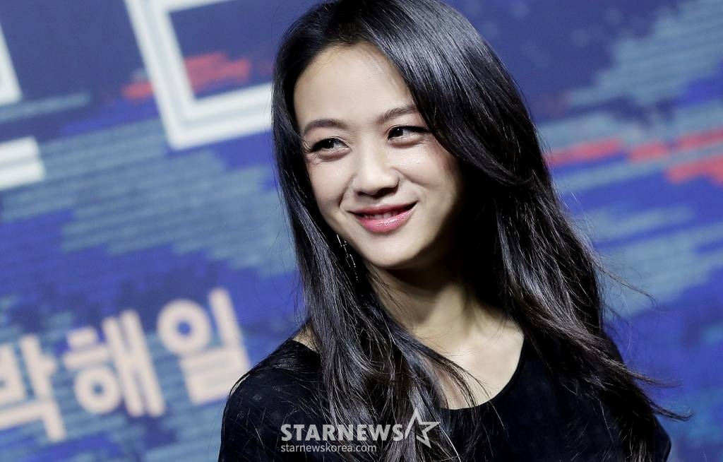 배우 탕웨이가 2일 오전 서울 종로구 JW메리어트동대문스퀘어서울에서 진행된 영화 '헤어질 결심' 제작보고회에 참석해 미소를 짓고 있다. '헤어질 결심'은 박찬욱 감독이 '아가씨' 이후 6년 만에 선보이는 한국 영화로, 산에서 벌어진 변사 사건을 수사하게 된 형사 해준(박해일 분)이 사망자의 아내 서래(탕웨이 분)를 만나고 의심과 관심을 동시에 느끼며 시작되는 이야기를 그렸다. 오는 29일 개봉./ 2022.06.29 /사진=김창현 기자 chmt@