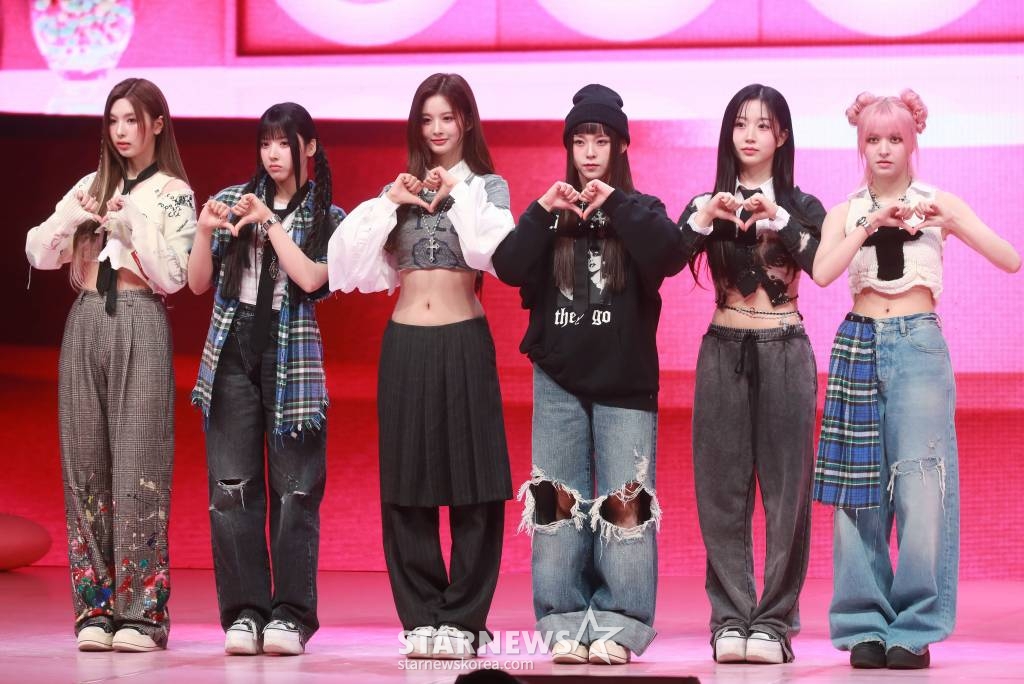 걸그룹 엔믹스(NMIXX)가 20일 오후 서울 광진구 예스24라이브홀에서 진행된 첫 번째 미니앨범 ‘엑스페르고’(expergo) 발매기념 쇼케이스에서 포즈를 취하고 있다. /2023.03.20 /사진=이동훈 기자 photoguy@