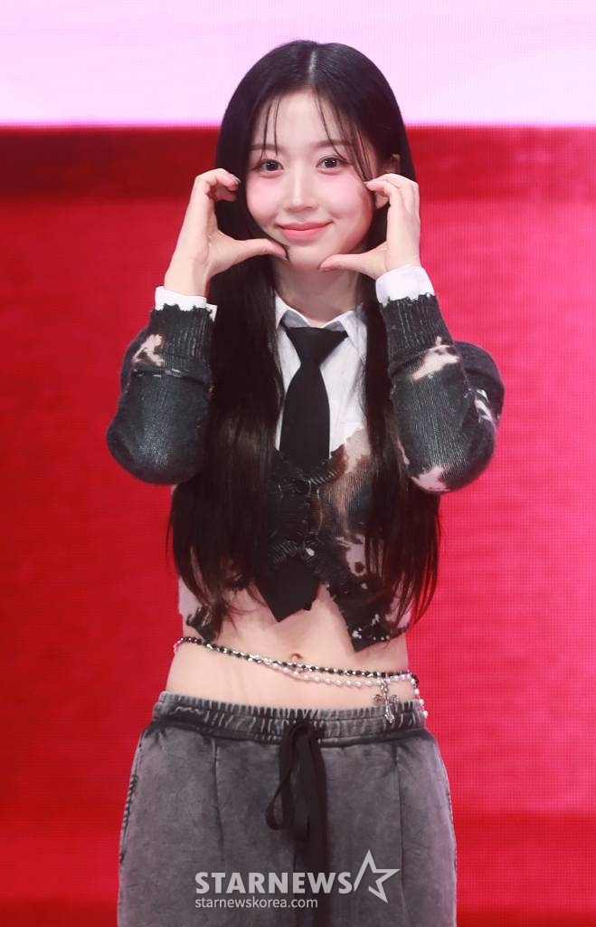 걸그룹 엔믹스(NMIXX) 해원이 20일 오후 서울 광진구 예스24라이브홀에서 진행된 첫 번째 미니앨범 ‘엑스페르고’(expergo) 발매기념 쇼케이스에서 포즈를 취하고 있다. /2023.03.20 /사진=이동훈 기자 photoguy@