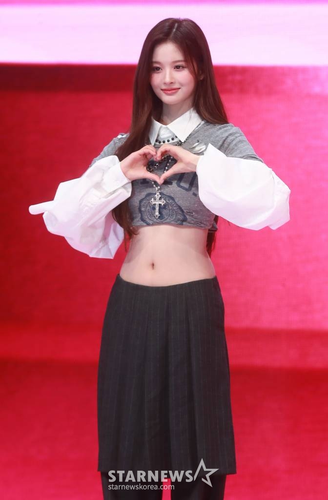 걸그룹 엔믹스(NMIXX) 설윤이 20일 오후 서울 광진구 예스24라이브홀에서 진행된 첫 번째 미니앨범 ‘엑스페르고’(expergo) 발매기념 쇼케이스에서 포즈를 취하고 있다. /2023.03.20 /사진=이동훈 기자 photoguy@