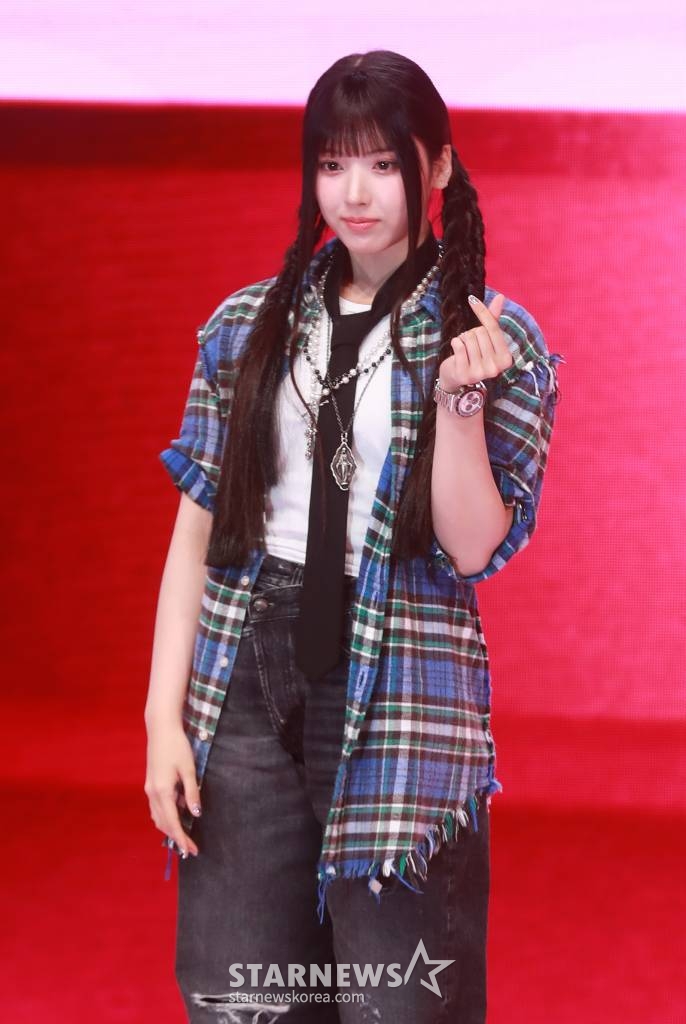 걸그룹 엔믹스(NMIXX) 지우가 20일 오후 서울 광진구 예스24라이브홀에서 진행된 첫 번째 미니앨범 ‘엑스페르고’(expergo) 발매기념 쇼케이스에서 포즈를 취하고 있다. /2023.03.20 /사진=이동훈 기자 photoguy@