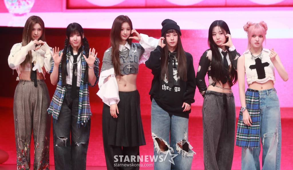 걸그룹 엔믹스(NMIXX)가 20일 오후 서울 광진구 예스24라이브홀에서 진행된 첫 번째 미니앨범 ‘엑스페르고’(expergo) 발매기념 쇼케이스에서 포즈를 취하고 있다. /2023.03.20 /사진=이동훈 기자 photoguy@