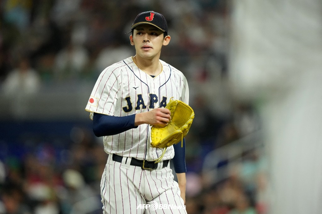 사사키 로키가 21일(한국시간) 멕시코와 WBC 4강전에서 숨을 고르고 있다. /AFPBBNews=뉴스1