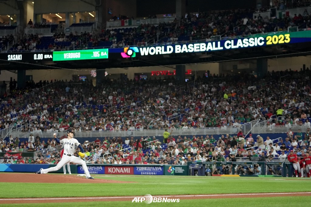 사사키 로키가 21일(한국시간) 멕시코와 WBC 4강전에서 힘찬 피칭을 펼치고 있다. /AFPBBNews=뉴스1